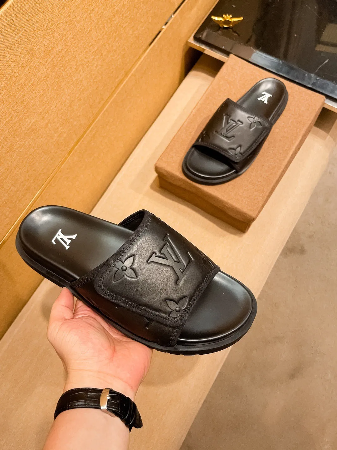 Men's men's shoes 💰 320💰 New model on the market 🔥[LV🔥 Louis Vuitton slippers] High-end 1:1 mold customization, original upgraded version of the outsole, lighter and non-slip. The market's top quality, fashionable and trendy, versatile and popular, simple yet tasteful, a must-have for fashionistas, exuding a fashionable and casual atmosphere, fashion is at your feet, full of confidence, the same style at the counter 👍The season of spring and summer slippers is here, super beautiful to wear, 38-44 2⃣️colors available🔥